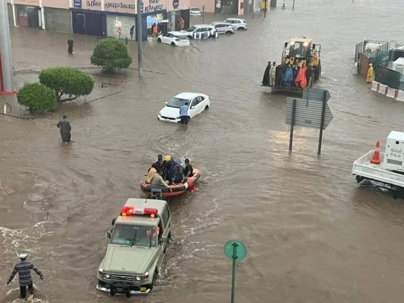 heavy rain hits jeddah and flight services affected 