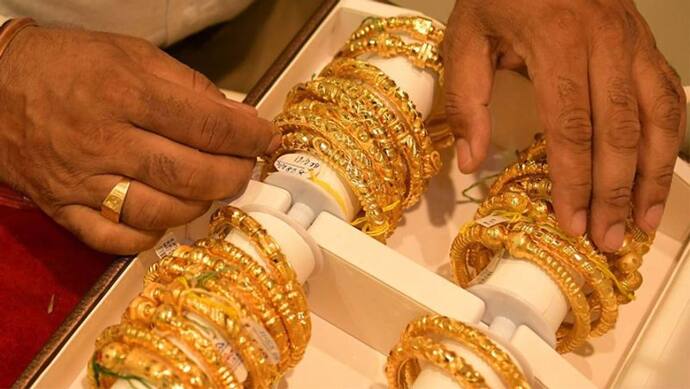 Gold Price Today: विदेशी बाजारों में तेजी के बीच 323 रुपए बढ़े सोने के दाम, जानें चांदी में रही कितनी तेजी