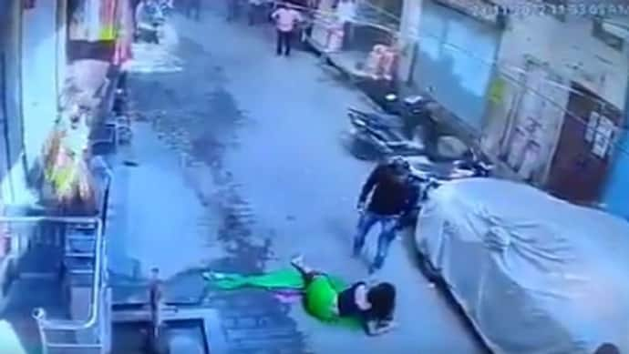 महराजगंज से क्रूरता का CCTV: हिसाब मांगा तो बेटे ने बाल पकड़कर मां को घसीटा, मुंह पर बरसाए लात-घूंसे