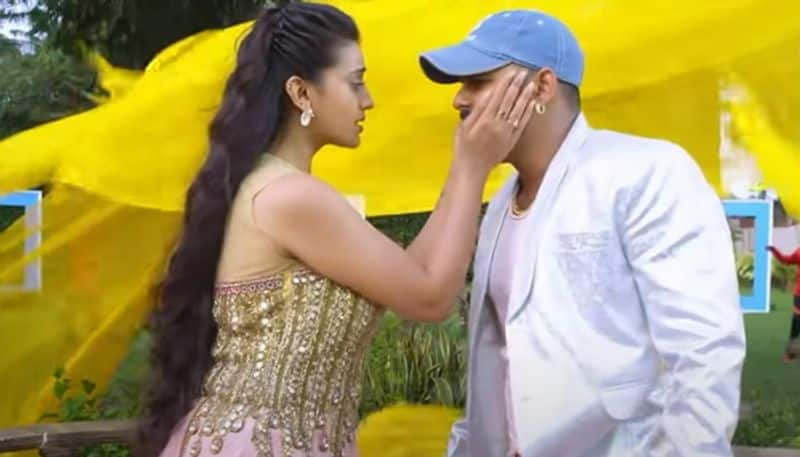 Bhojpuri video Akshara Singh Pawan Singh song  Chamkelu Shessha Jaisan will make you fall in LOVE RBA