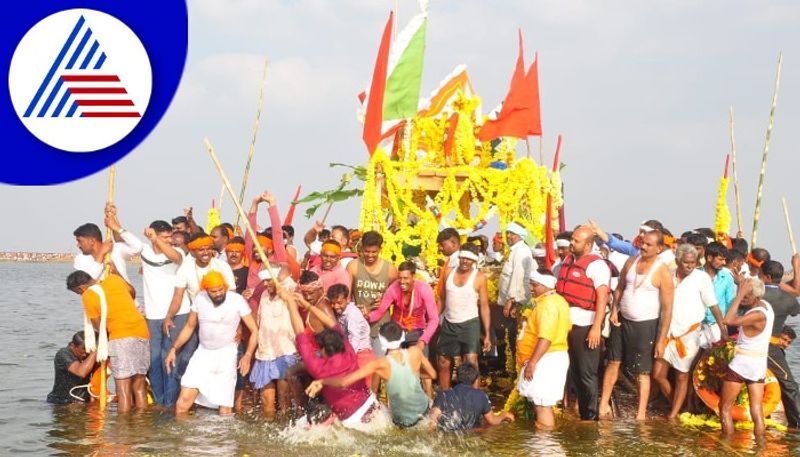 Shri tipperudraswamy teppotsava at chitradurga nayakanahatti rav