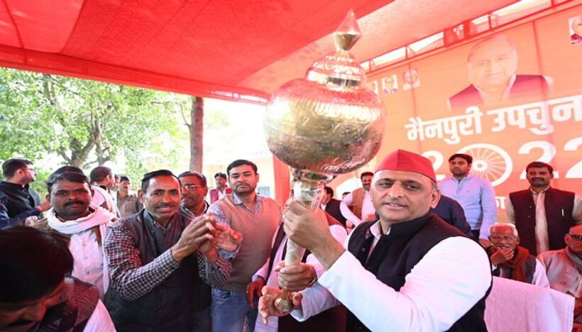 मैनपुरी उपचुनाव में मुलायम की तरह ही प्रचार कर रहे अखिलेश, ऐसे साधे जा रहे अलग अलग जातियों के गणित