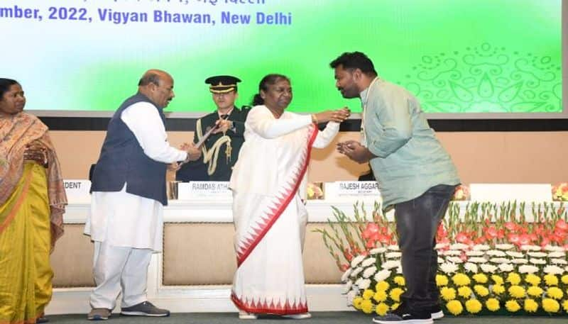 President Droupadi Murmu presented  Sreshtha Divyangjan Award 2021 to vijayawada railway employee 