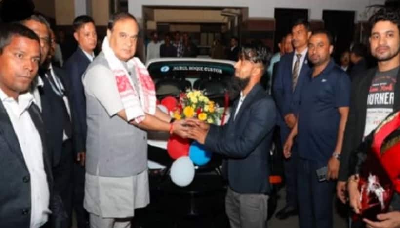 సిఎంకి లంబోర్ఘిని కార్ గిఫ్ట్:  చూసి చాలా థ్రిల్‌ ఆయ్యానని సోషల్ మీడియాలో వెల్లడి..