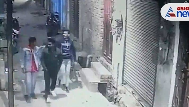 Four friends went out for a walk in Meerut. A 25-year-old man sneezed and died on the spot. From heart attack