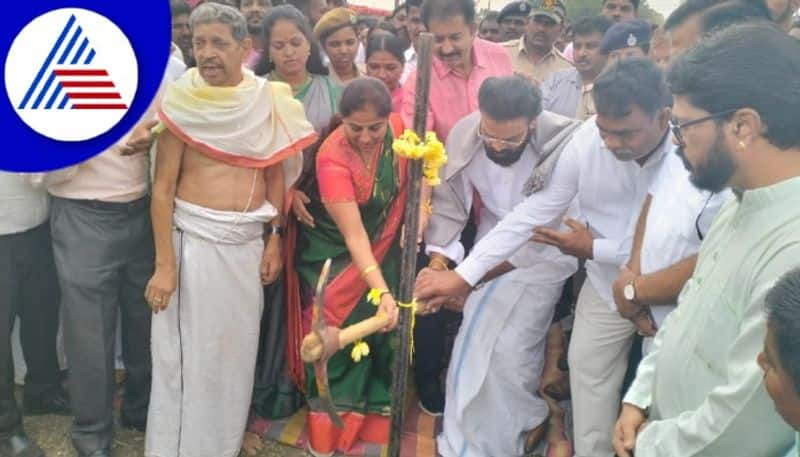 Minister Sriramulu laid the foundation stone for the construction of bus depot in Hiriyur gow