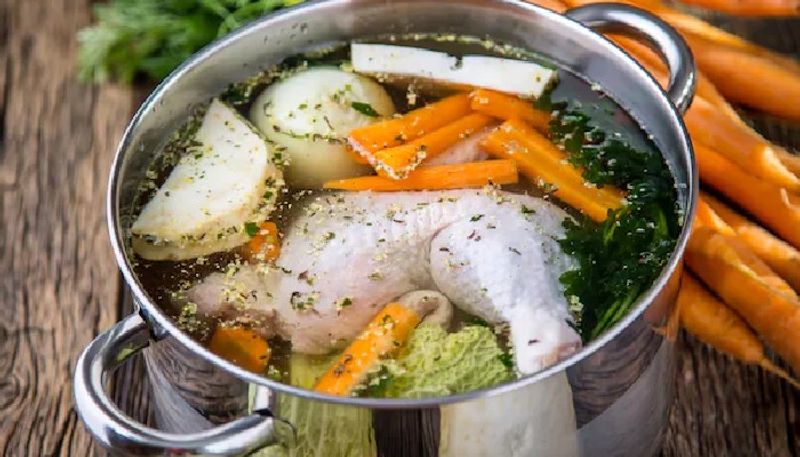 simple recipe of chicken broth and its health benefits 