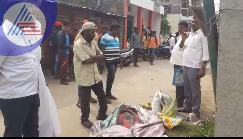 Chamarajanagar Husband carried his wife body in plastic bag without money for cremation sat