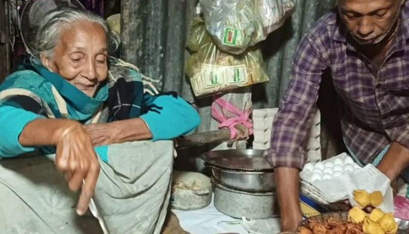 age is just a number, west bengal grand ma serves Samosa just for Rs 2.5 with great smile akb