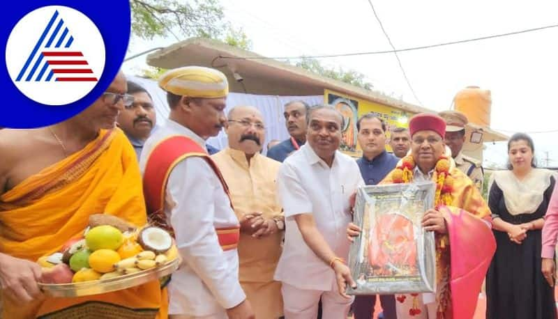 Governor ThawarChand Gehlot visits Anjanadri Hill at Gangavati in Koppal gvd