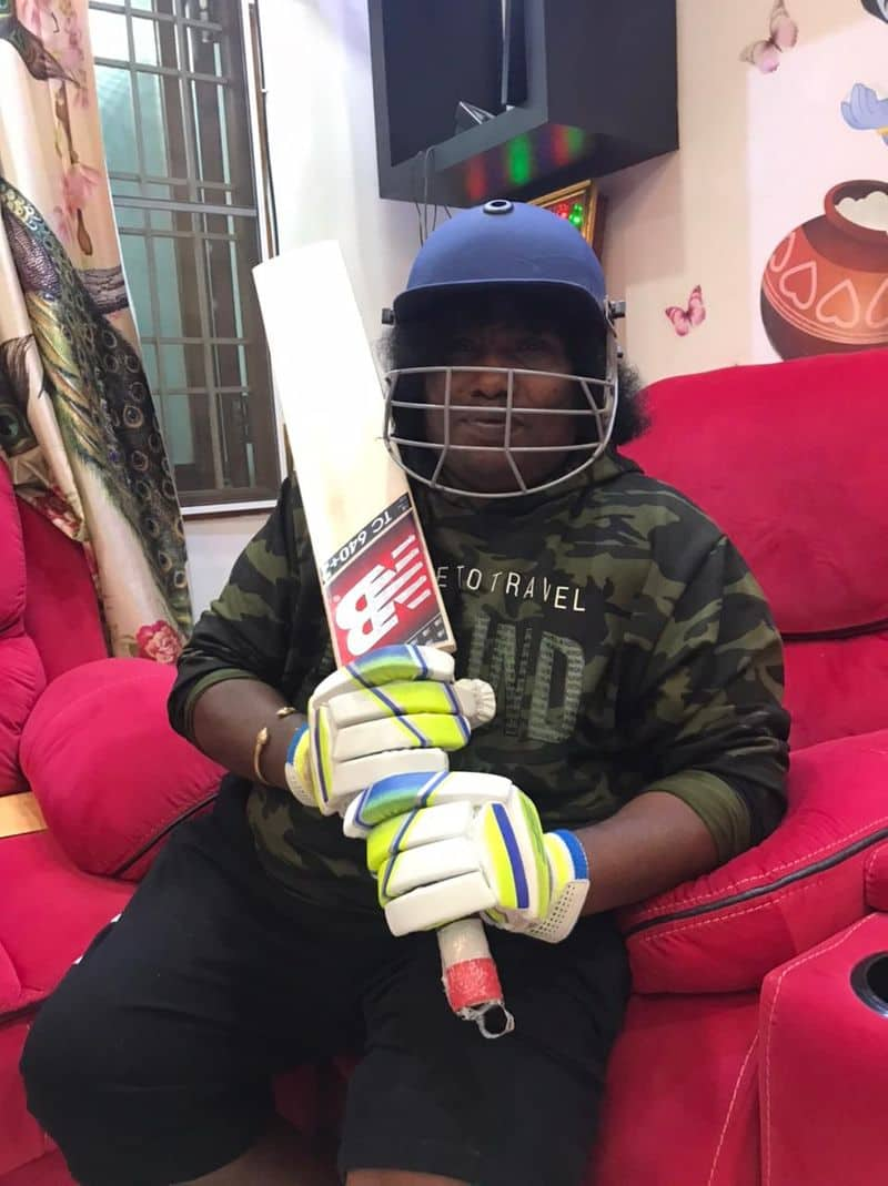 ms dhoni gifted cricket bat to comedy actor yogibabu throwback video is trending 