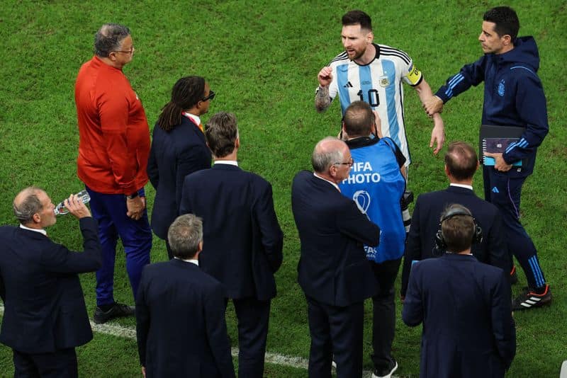 Lionel Messi's angry gesture towards Louis van Gaal and Dutch Palyer