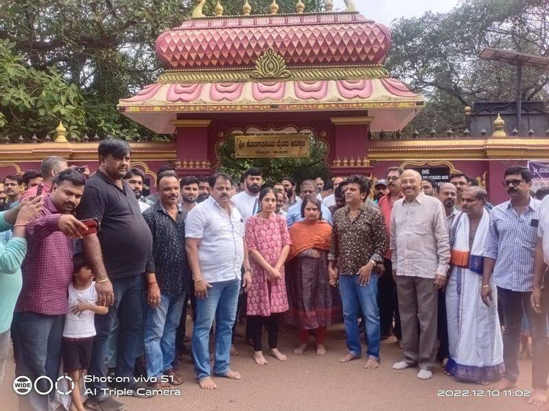 Actor Shivrajkumar visits Kuttaru Koragajja Kshetra who is Koragajja skr