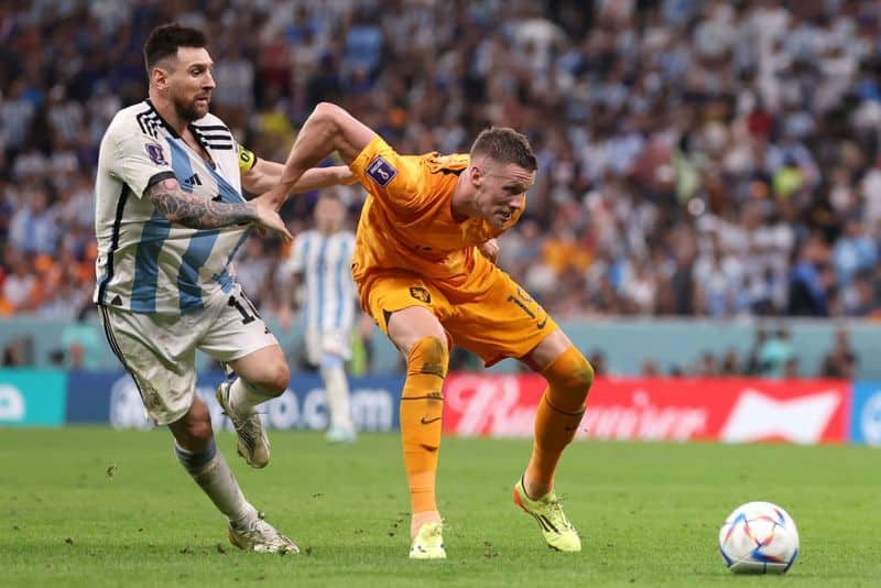 I wanted to shake his hand after the game; Weghorst accuses Messi of being disrespectful