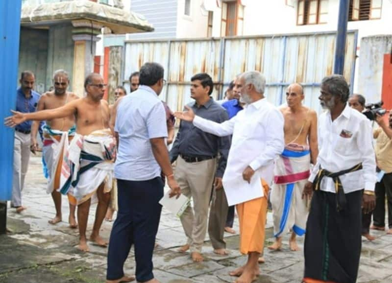 minister SekarBabu inspects mylapore temple and adviced to officers on about works realed temples