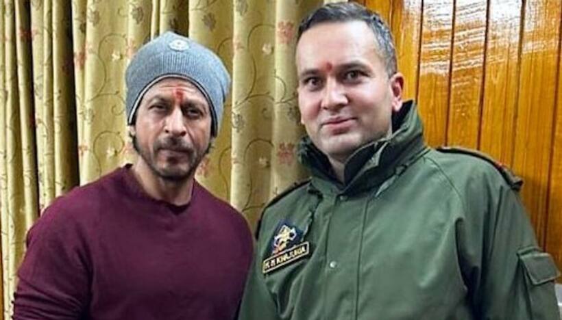 SRK sporting a red teeka as he poses with a fan in a viral pic from Vaishno Devi temple 