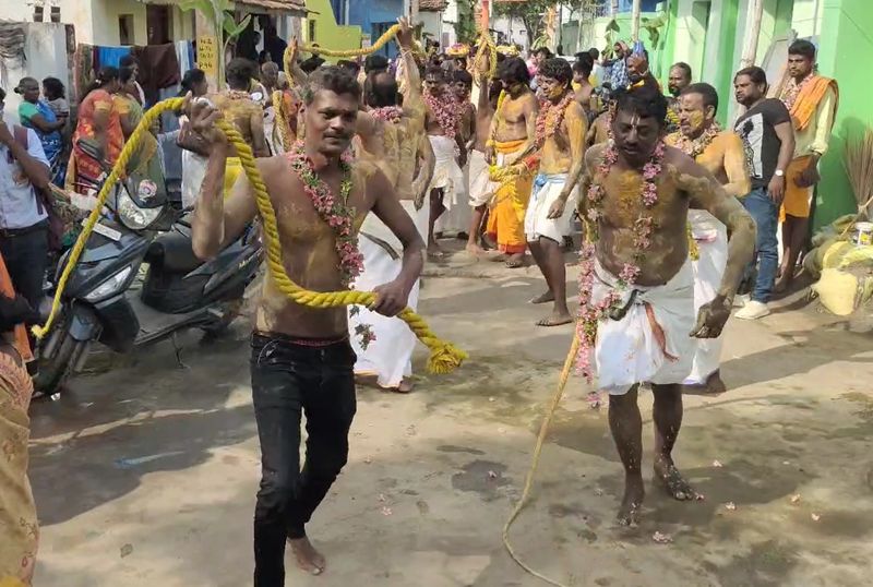 sattaiyadi festival at coimbatore and devotees beat themselves with whip