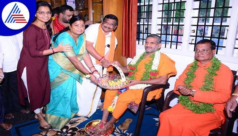 Padapuja to Pejavar Shri at Dalit's House in Davanagere grg