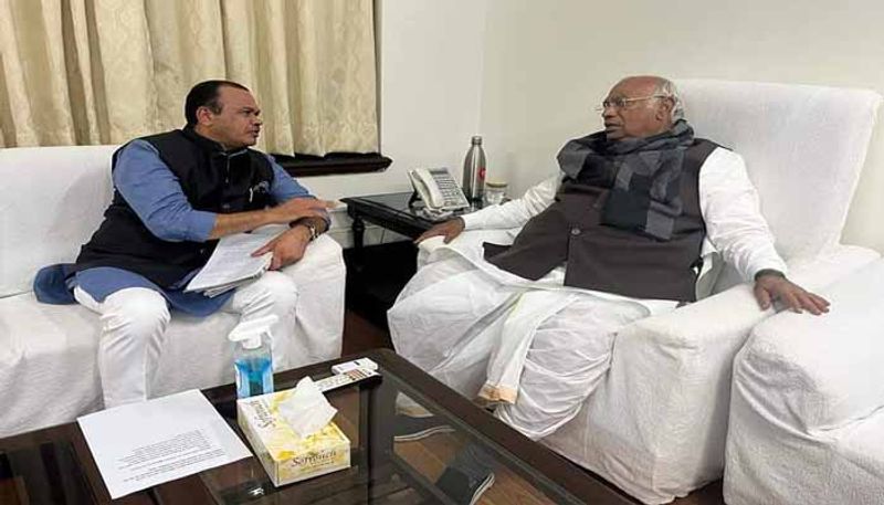 Bhuvanagiri MP Komatireddy Venkat reddy meets AICC Chief  mallikarjun kharge, in New Delhi