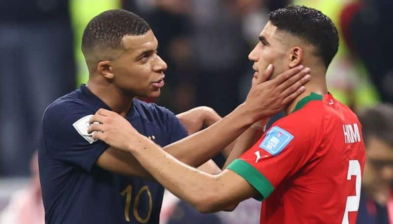 football Kylian Mbappe swapping shirts with Achraf Hakimi wins hearts as fans applaud Morocco's roaring show at Qatar World Cup 2022 snt