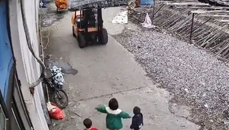 Video Of Little Girl Shielding Her Siblings Goes Viral