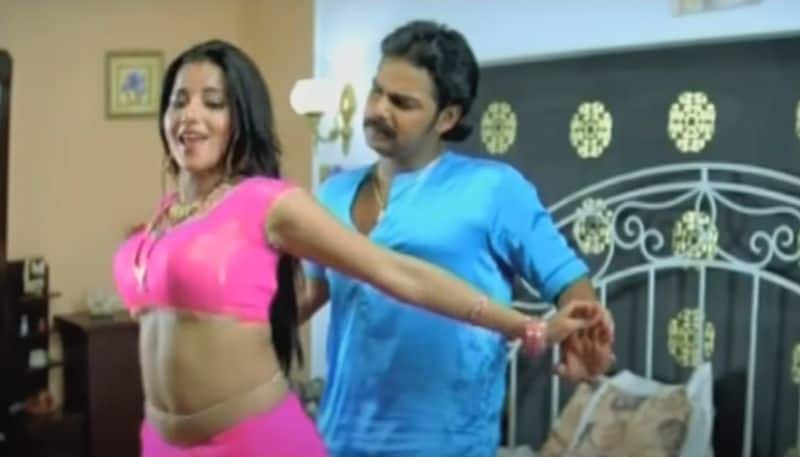 Bhojpuri SEXY video, pics: Monalisa seduces Pawan Singh in a HOT bedroom song-take a look RBA