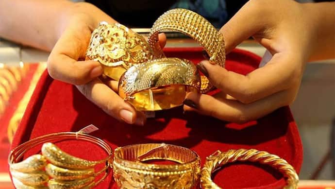 Gold Silver Price: सोने-चांदी की कीमतों में आई गिरावट, जानें अलग-अलग शहरों में क्या रहे सोने के भाव 