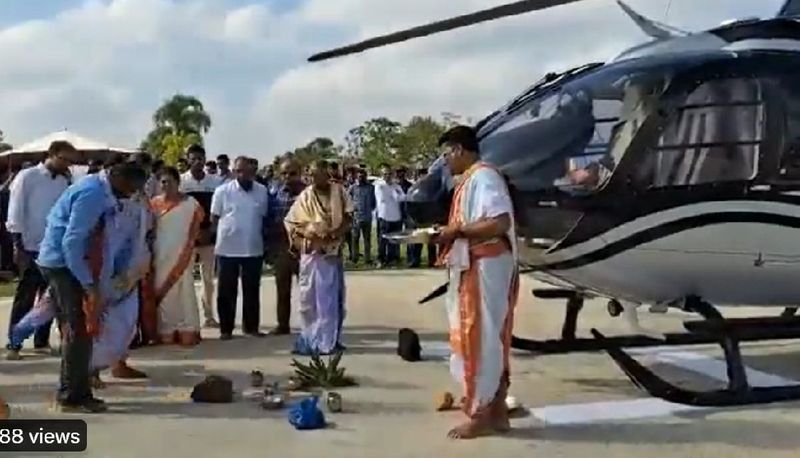 Hyderabad Prathima Group owner Businessman Boinpally Srinivas Rao did vahan puja for His New Helicopter video goes viral akb