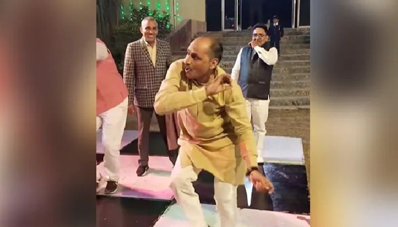 the video of elderly man dancing in a wedding function going viral 