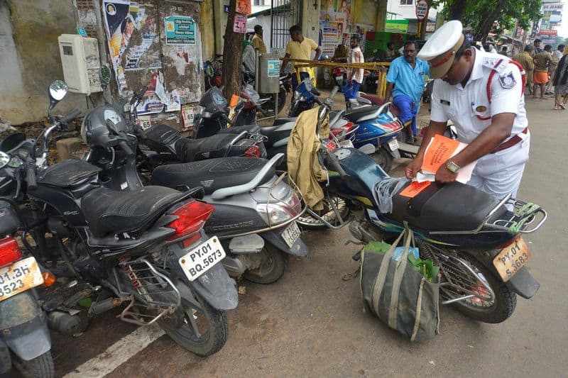 traffic police charge fine to tourists in puducherry