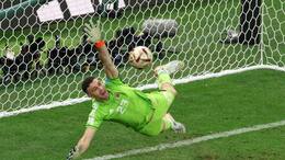 Argentina goal keeper Emiliano Martinez celebrates World Cup award with disrespectful gesture in front of Qatar official video goes viral kvn