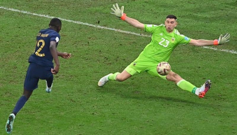 Watch video Argentine goal keeper Emiliano Martinez save against france in Injury time