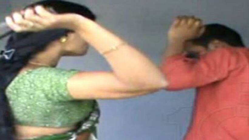 వెంబడించి, వేధిస్తున్నాడని.. పోకిరీని చెప్పుతో కొట్టిన కాలేజీ విద్యార్థిని.. వీడియో వైరల్...