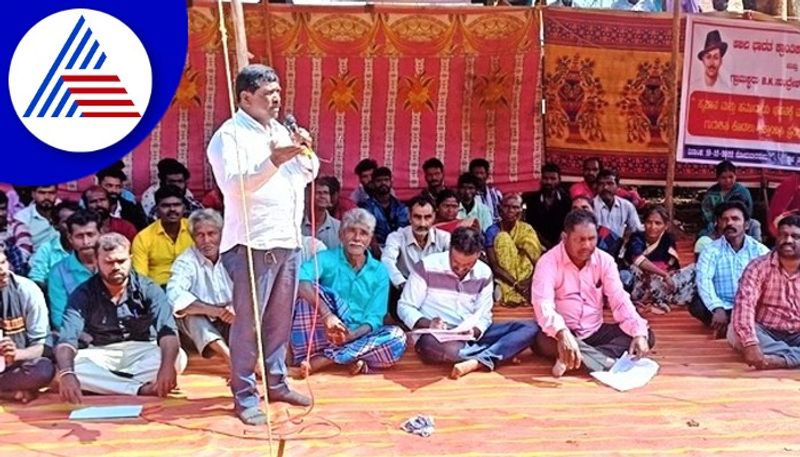 encroachment of allotted cemetery land strike in front of Mudigere taluk office at chikkamagaluru gow