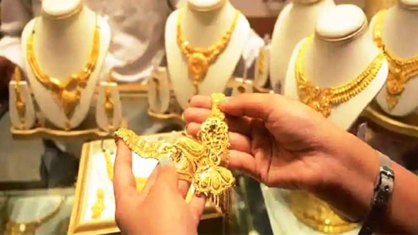 Gold Silver Price Today: सोने में गिरावट, चांदी की चमक भी पड़ी फीकी, जानें अलग अलग शहरों में क्या रहे भाव