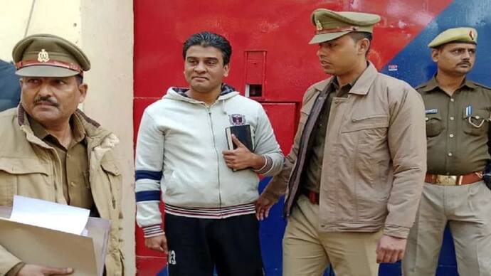 हाथ में कुरान लेकर कानपुर से महराजगंज जेल के लिए रवाना हुए SP विधायक इरफान, परिवार को देख आंखों से छलके आंसू