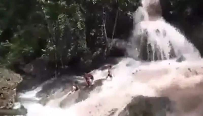 tourists being washed away by flash flood the video goes viral again 