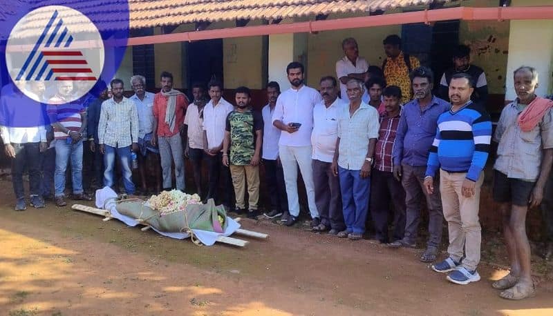 No graveyard at Huttinamakki in Sringeri Constituency Villagers protested with corpses sat