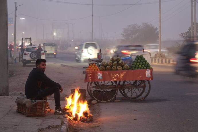 Weather Report: उत्तरभारत में कोहरा छाए रहने का अलर्ट, कश्मीर में 'चिल्लाई कलां' की शुरुआत, डल झील जमी