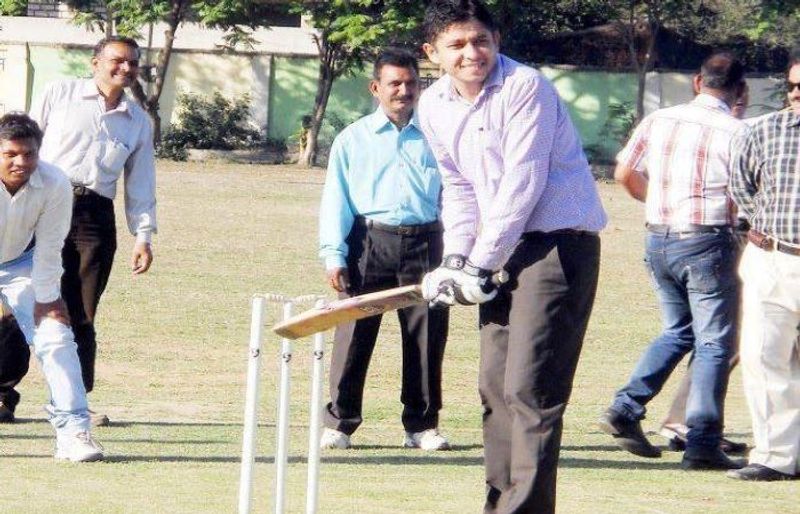 a7 इस IAS ने काला चश्मा पहनकर प्रधानमंत्री मोदी की अगवानी की थी, जानिए कौन सी डिग्री है इनके पास - ias officer amit kataria on central deputation in modi government apa rnaj83 -