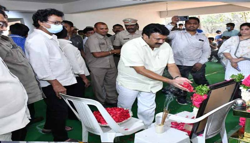 Telangana Minister  Talasani Srinivas Yadav pays tribute to  Tollywood actor  kaikala satyanarayana