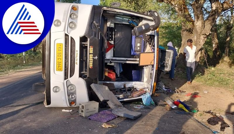 private bus overturns 7 injured at hassan gvd