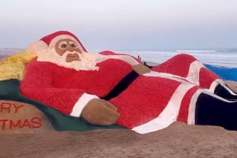 sudarsan pattnaik creates santa claus sculpture with 1500 kg tomatoes