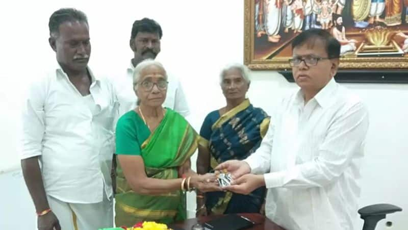 tamilnadu female devotee donated a house to tirupati temple