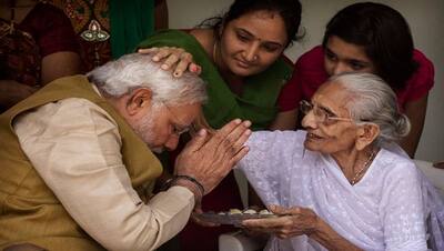 बेहद अनमोल है मां हीराबेन के साथ PM मोदी का रिश्ता, बीमार हुईं तो मिलने पहुंचे अस्पताल, देखें खास तस्वीरें