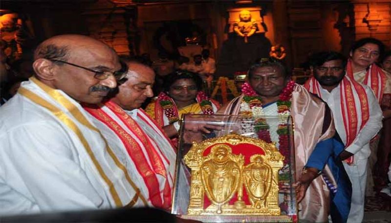 President Draupadi murmu special prayers in Yadadri temple