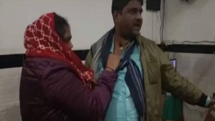 बस्ती में बीच सड़क पर पत्नी ने की आशिक मिजाज दारोगा की पिटाई, 2 बच्चों के पिता का 6 सालों से चल रहा था खेल 