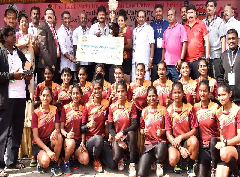 minister udayanidhi gave prizes to the winning teams in womens hockey tournament 