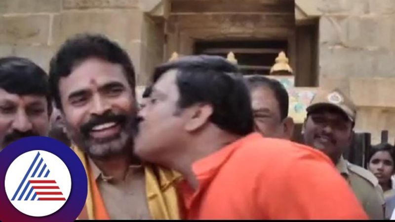 Varthur Prakash gave a kiss to MP Muniswamy  gow