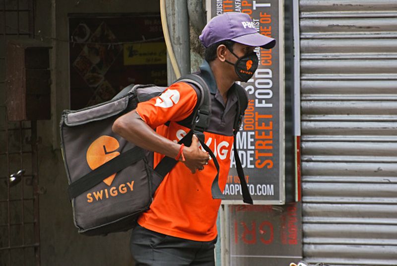 swiggy food delivery boy jumps from 3rd floor after dog barking him when he was going to deliver food in Hyderabads Banjara hills